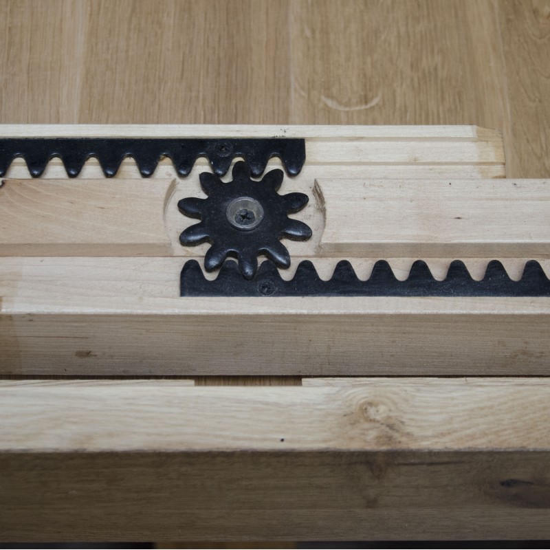 Deluxe Oak Round Extending Dining Table